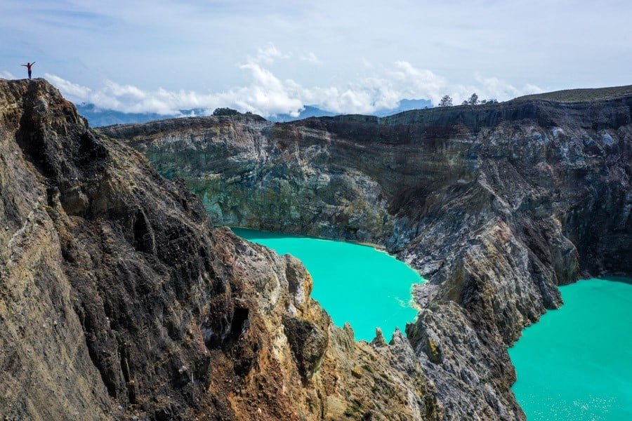 Foto de drone de lagos de cráteres gemelos azules en Flores, Indonesia