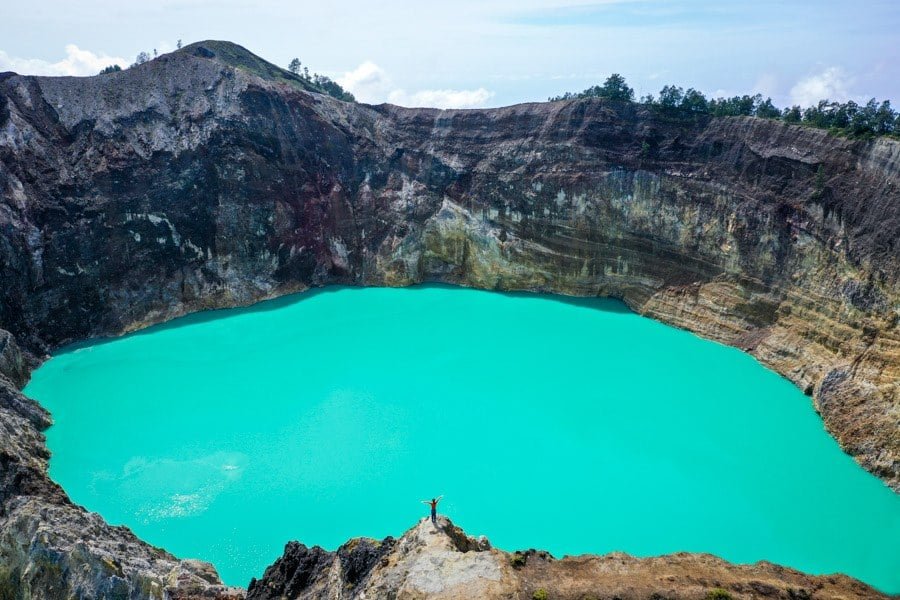 Foto de drone de lagos de cráteres gemelos azules en Flores, Indonesia