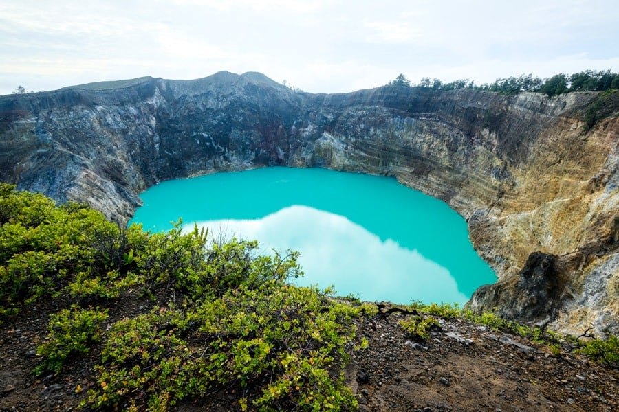 Lago de cráter azul en el Parque Nacional Kelimutu en Flores Indonesia