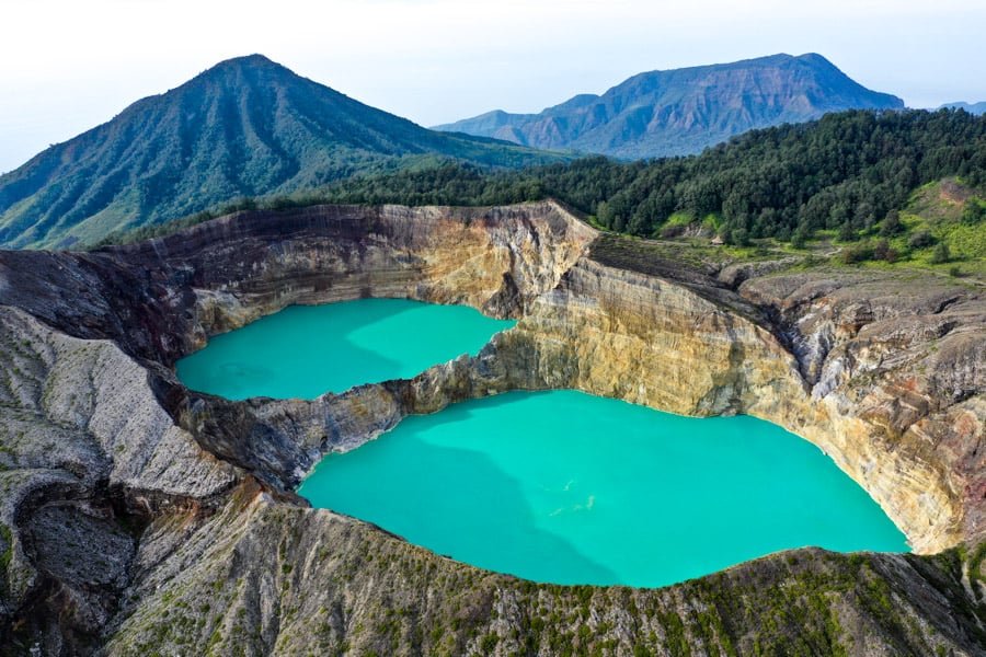 Foto de drone de los lagos gemelos del Parque Nacional Kelimutu en Flores Indonesia