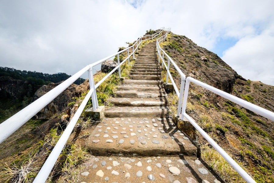 Escalera del punto de inspiración en el monte Kelimutu