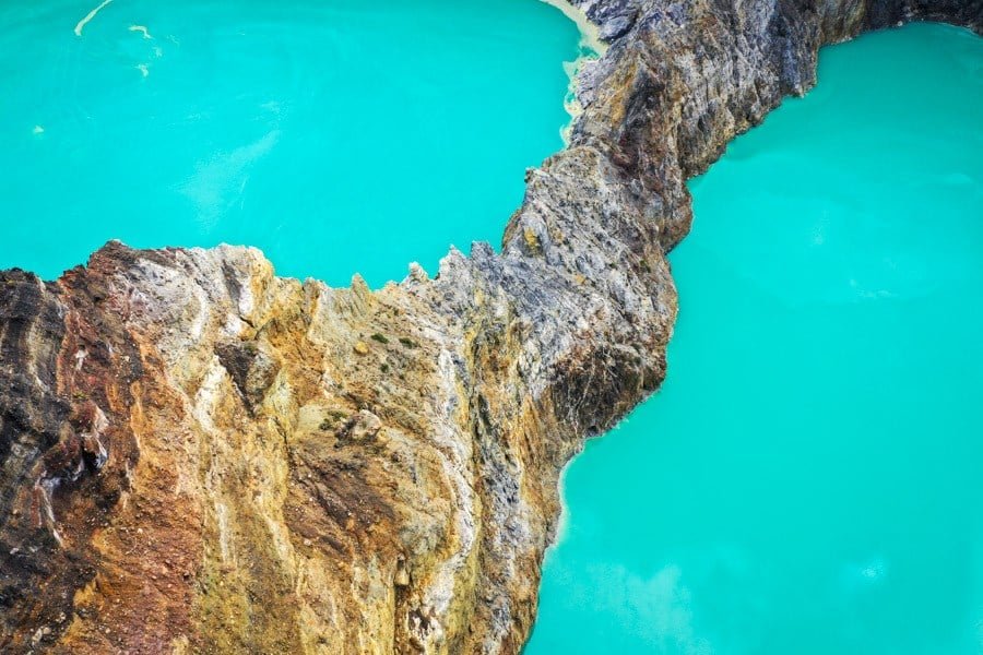 Cráter azul en el lago Kelimutu