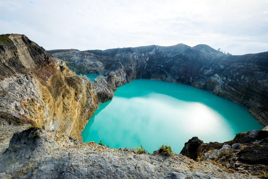 Lago del cráter azul de Kelimutu