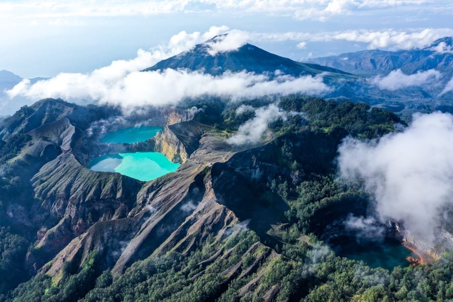 Imagen de un dron del Parque Nacional Kelimutu en Flores, Indonesia