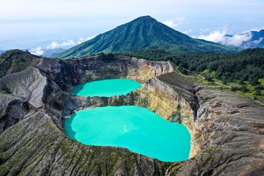 Foto de drone de los lagos gemelos del Parque Nacional Kelimutu en Flores Indonesia