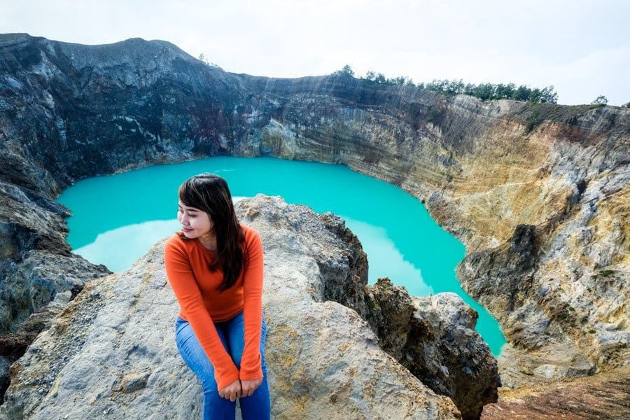 Mi mujer viajera en el lago azul de Kelimutu.