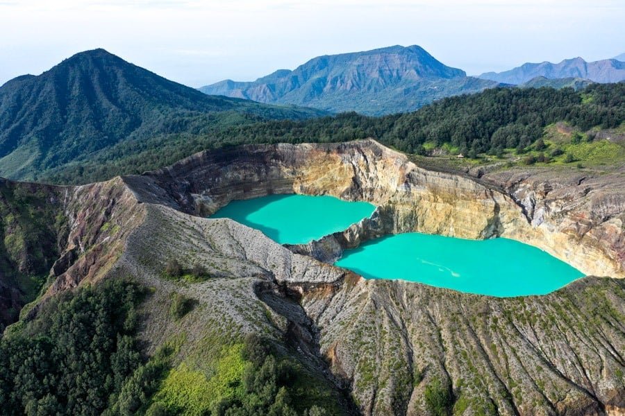 Foto de drone de lagos de cráteres gemelos azules en Flores, Indonesia