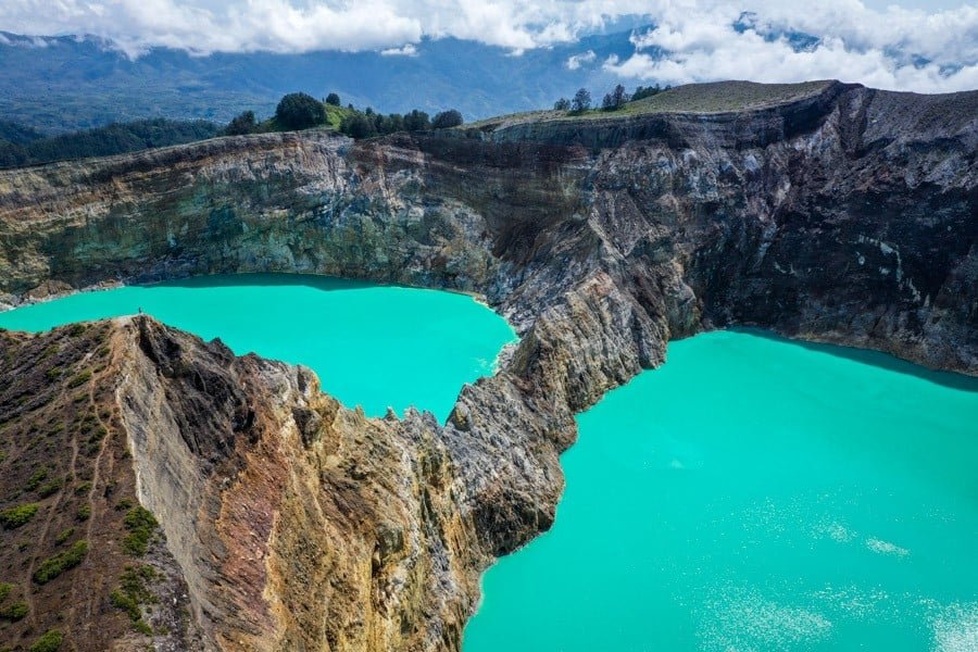 Imagen de un dron del cráter Kelimutu en Flores, Indonesia