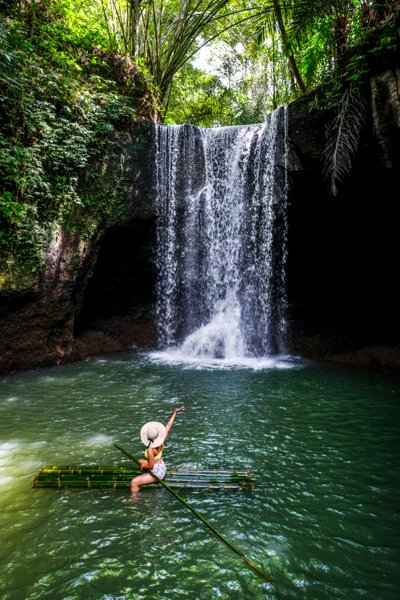 Balsa en la cascada de Suwat en Bali