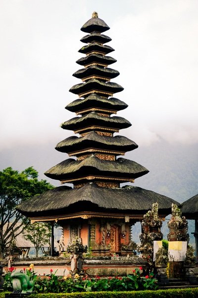 Techos de pagoda del templo de Pura Ulun Danu Beratan en Bedugul, Bali