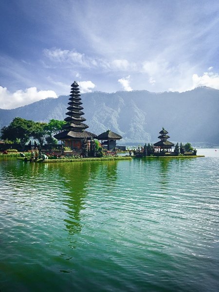 Templo del lago flotante y montañas en Pura Ulun Danu Beratan en Bedugul, Bali