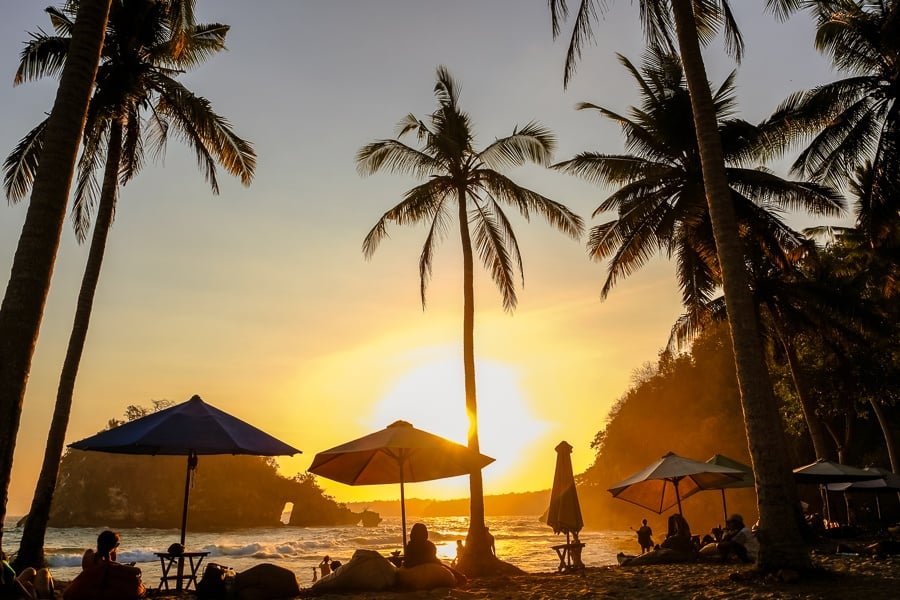 Atardecer en Crystal Beach en Nusa Penida Bali