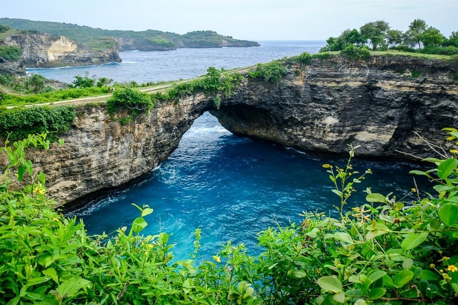 Bahía rota en Nusa Penida Bali