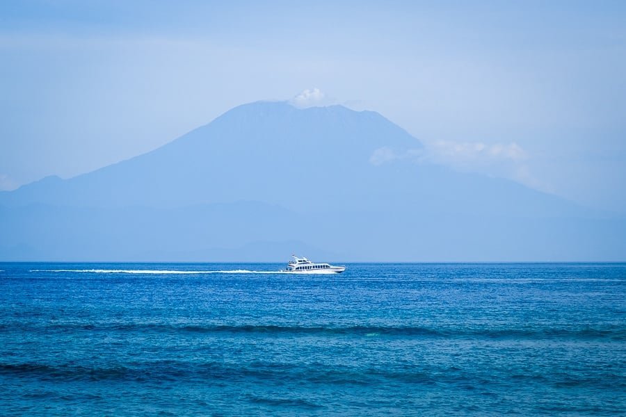 Lancha rápida pasando por el monte Agung de camino a Nusa Penida Bali