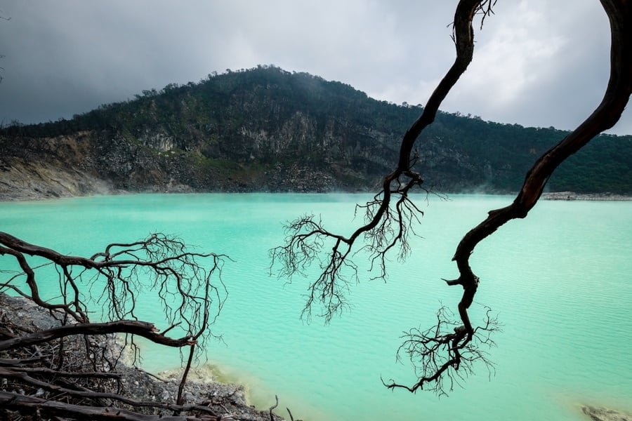 Lago del cráter blanco Kawah Putih Bandung en Ciwidey, Java Occidental, Indonesia