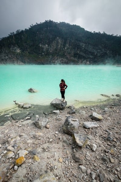 Lago del cráter blanco Kawah Putih Bandung en Ciwidey, Java Occidental, Indonesia