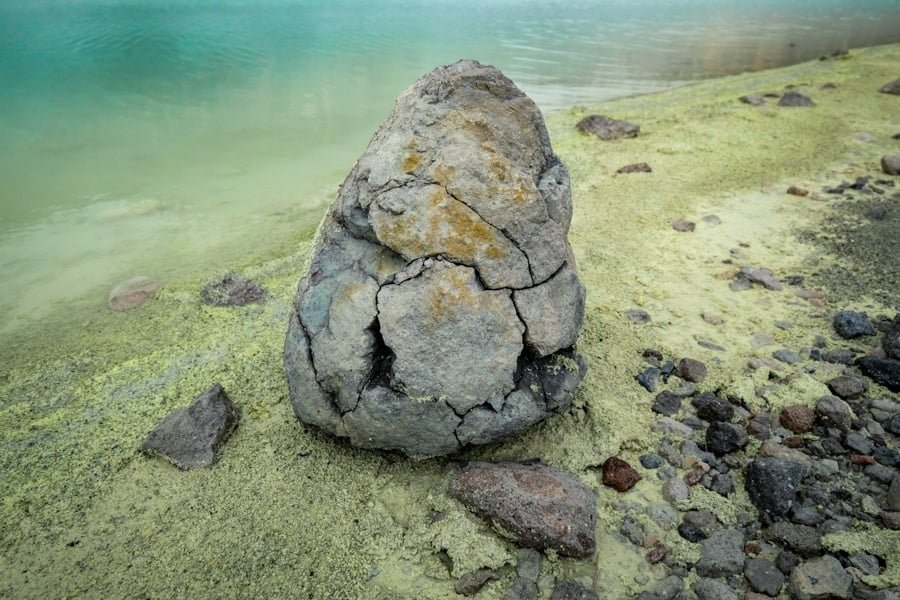 Lago del cráter blanco Kawah Putih Bandung en Ciwidey, Java Occidental, Indonesia