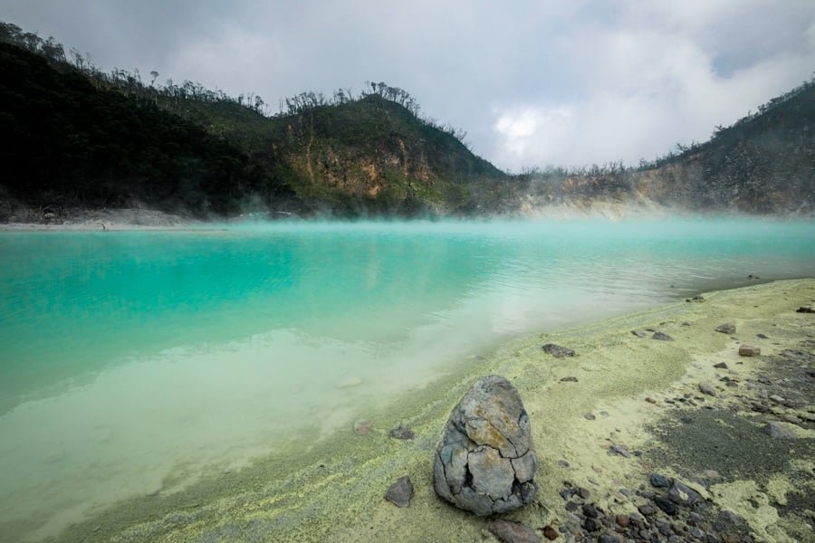 Lago del cráter blanco Kawah Putih Bandung en Ciwidey, Java Occidental, Indonesia