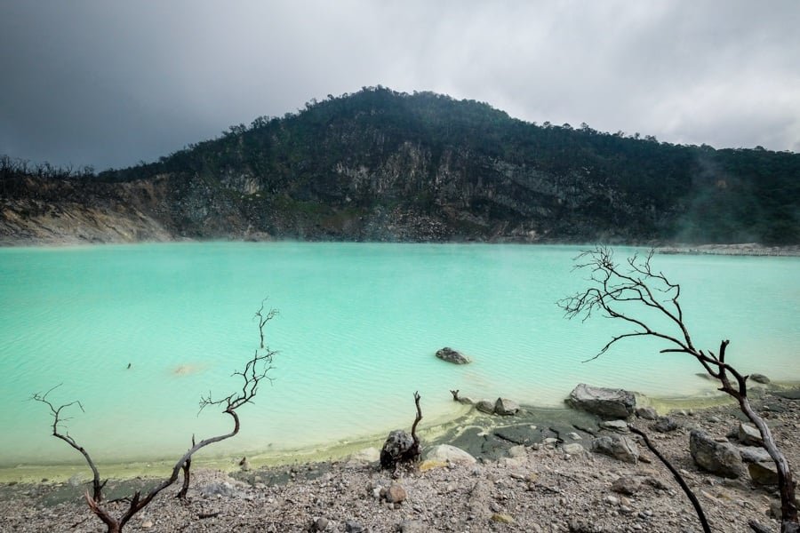 Lago del cráter blanco Kawah Putih Bandung en Ciwidey, Java Occidental, Indonesia