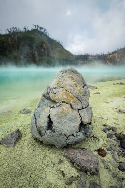 Lago del cráter blanco Kawah Putih Bandung en Ciwidey, Java Occidental, Indonesia