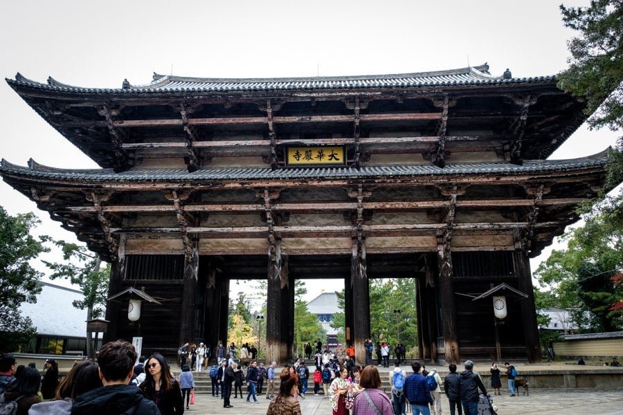 Antigua puerta Todaiji en Nara