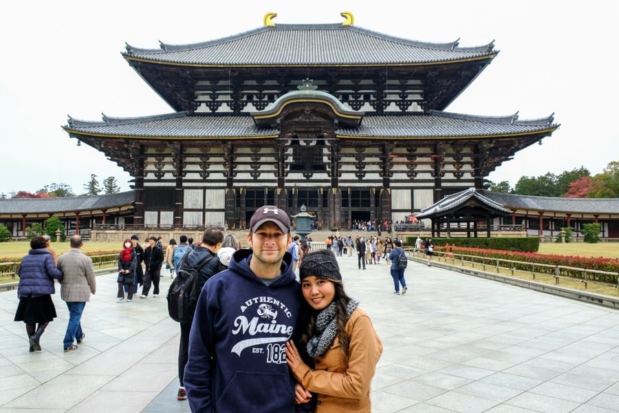 Chico de viaje en el templo Todaiji