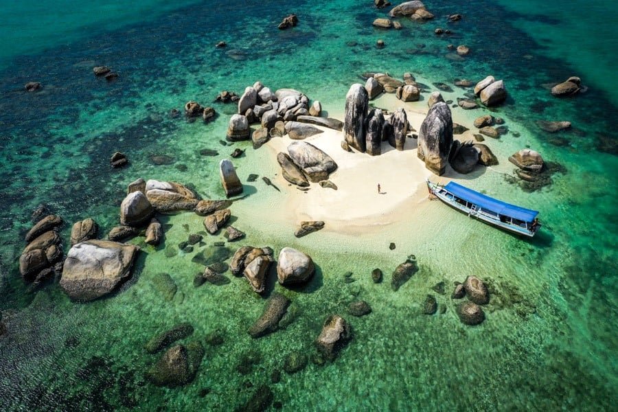 Foto de drone de la isla Batu Berlayar en Belitung Indonesia