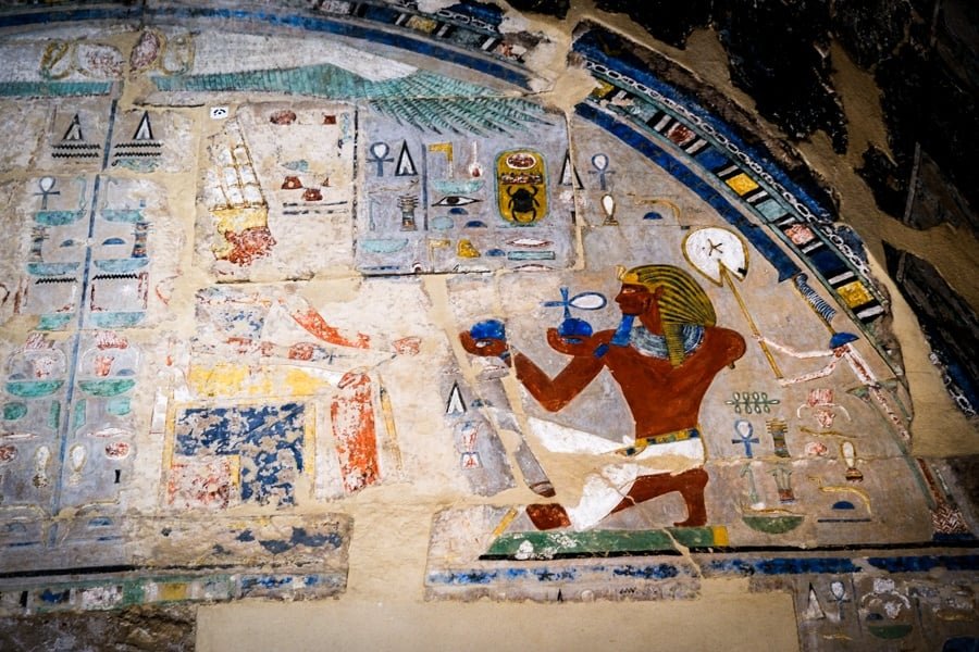 Jeroglíficos en el templo mortuorio de Hatshepsut en Egipto