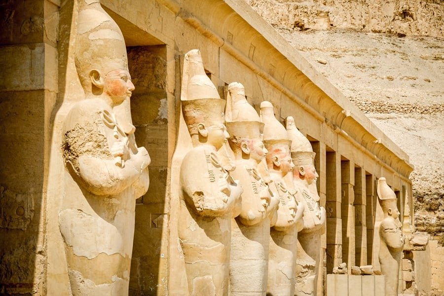 Estatuas en el templo de la reina Hatshepsut Templo mortuorio de Hatshepsut en Egipto