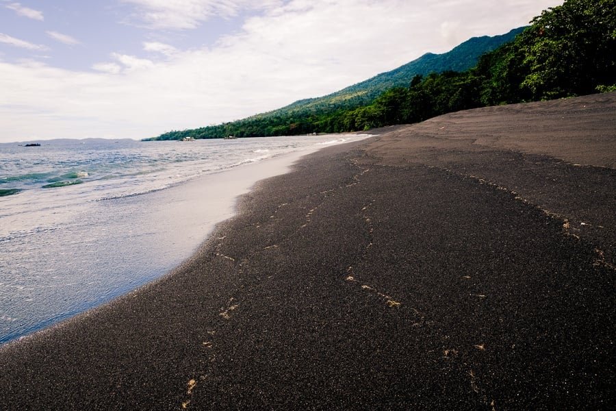 Playa de arena negra en la Reserva Natural de Tangkoko en Sulawesi, Indonesia