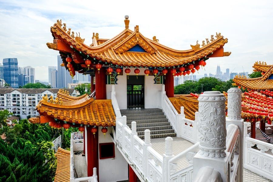 Torre lateral en el templo Thean Hou en Kuala Lumpur, Malasia