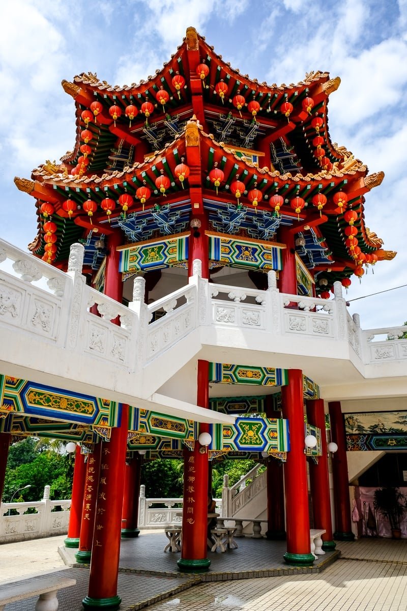 Mirando hacia una torre china en el templo Thean Hou en Kuala Lumpur, Malasia