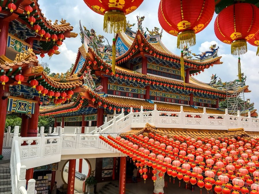 Edificio principal y linternas de papel en el templo Thean Hou en Kuala Lumpur, Malasia