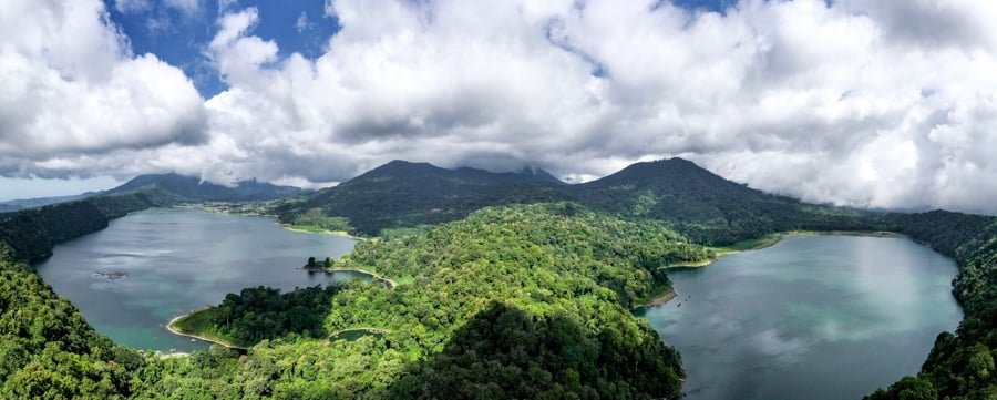 Vista por drones del mirador de los lagos gemelos de Munduk en Bali