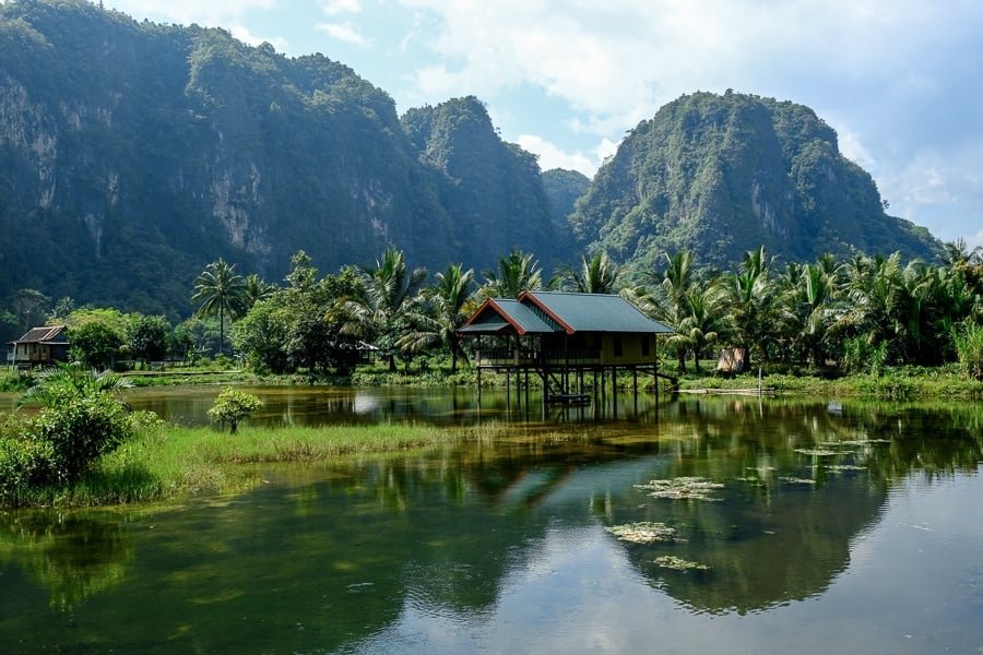 Rammang Rammang Maros montañas y estanque en Sulawesi Indonesia