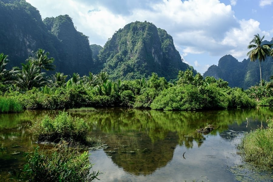 Rammang Rammang Maros montañas y estanque en Sulawesi Indonesia