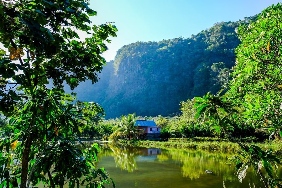 Rammang Rammang Maros montañas y estanque en Sulawesi Indonesia