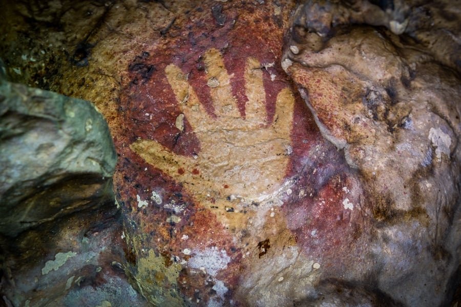 Impresión de una mano de arte rupestre prehistórico en Rammang Rammang Maros