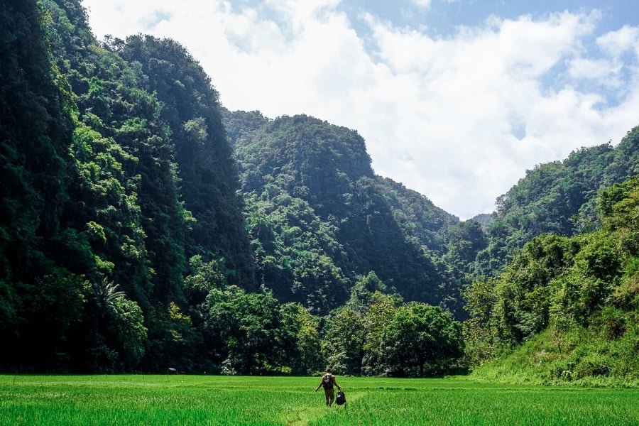 Senderismo en Rammang Rammang Maros en Sulawesi Indonesia