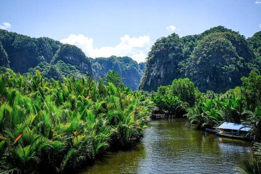 Río en Rammang Rammang Maros en Sulawesi Indonesia