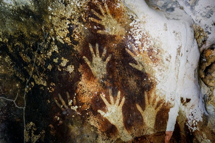 Huellas de manos prehistóricas en la cueva Leang Leang