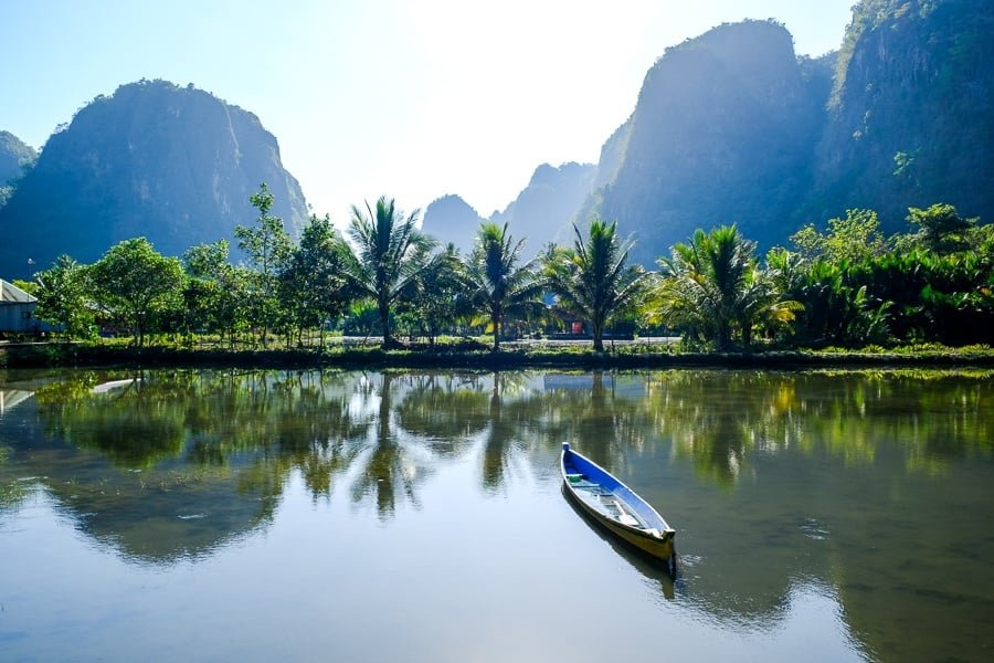 Reflexión en canoa en Rammang Rammang Maros en Sulawesi, Indonesia