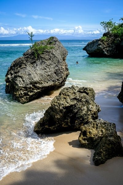 Rocas marinas en la playa de Padang Padang en Bali