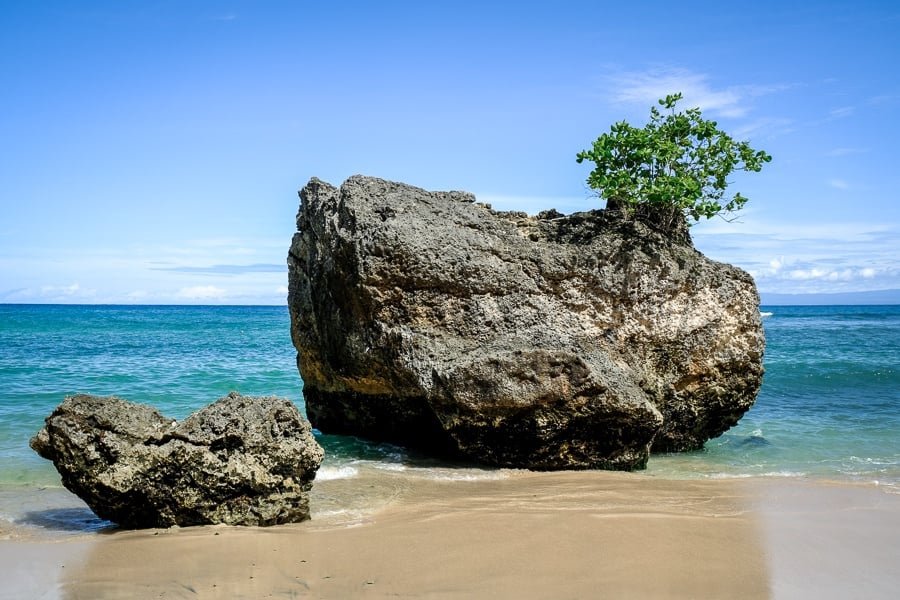 Rocas marinas en la playa de Padang Padang en Bali