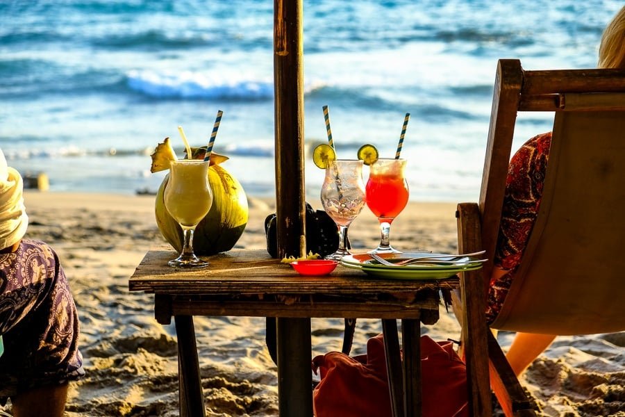 Bebidas de jugo de fruta fresca en la playa de Crystal Bay en Nusa Penida, Bali