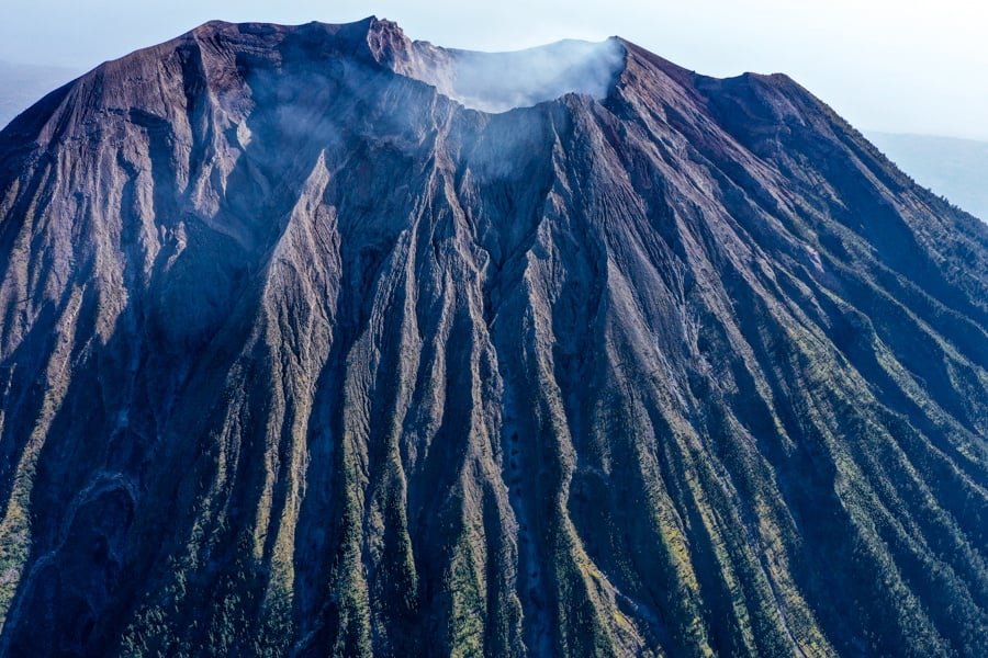 Imagen tomada con un dron del cráter del volcán Monte Agung en Bali