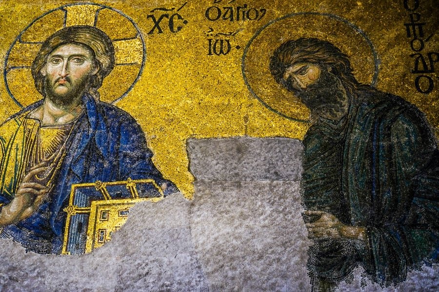 Antiguo mosaico de oro dentro de Hagia Sophia en Estambul