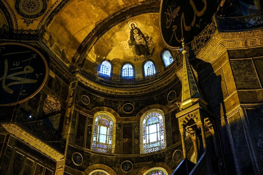 Interior del techo abovedado de Hagia Sophia en Estambul