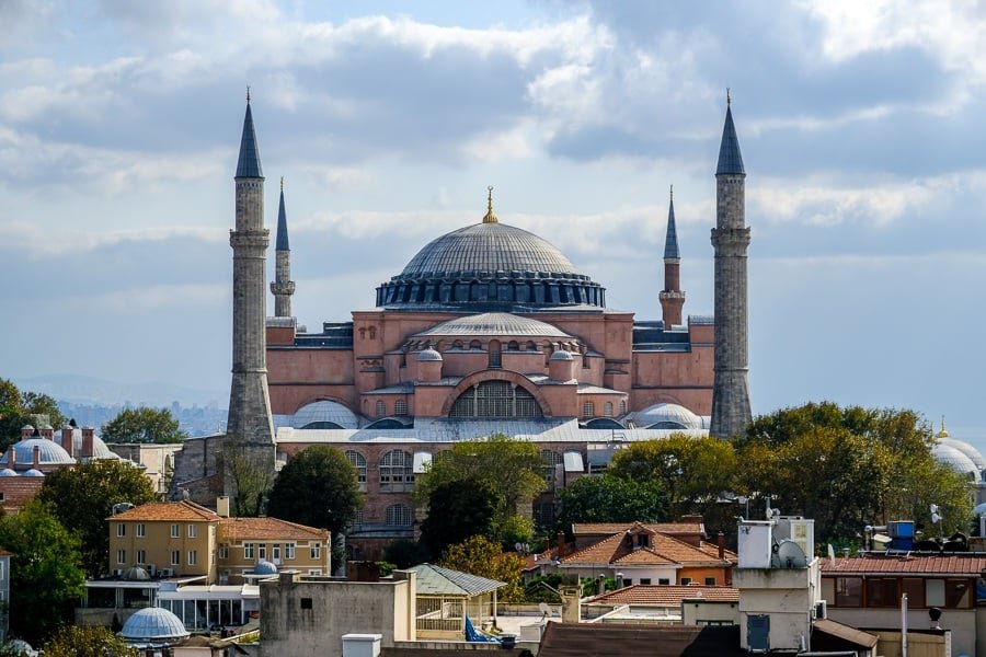 Vista lejana de la azotea de Hagia Sophia en Estambul
