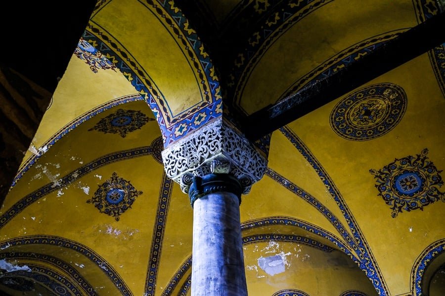 Techo del segundo piso dentro de Hagia Sophia en Estambul